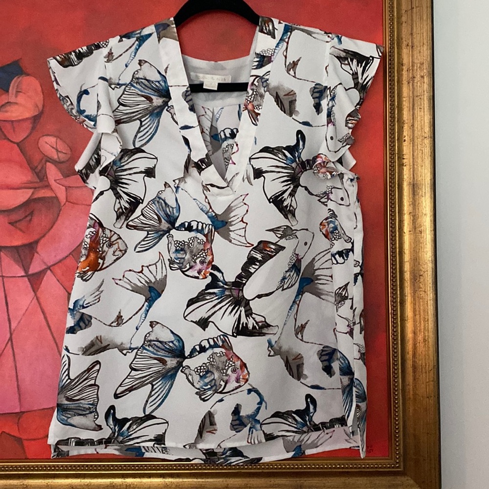 Blouse with ruffle sleeves and fish print.